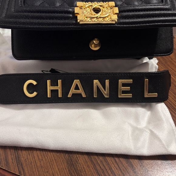 Black crossbody Chanel purse with straps - Picture 3 of 8